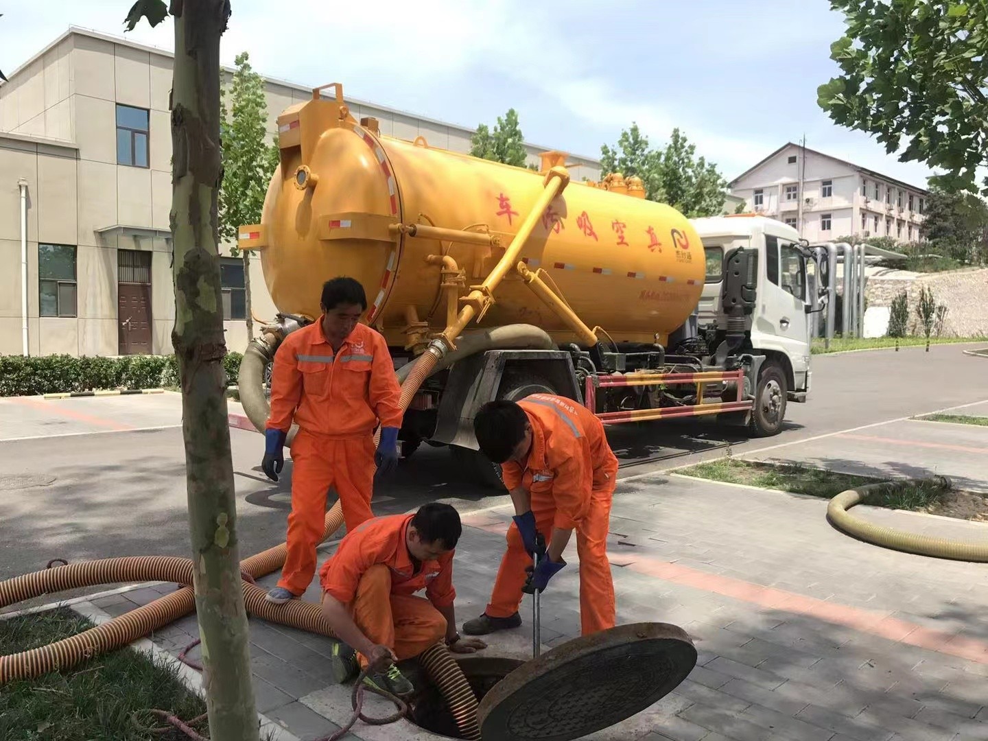 沙溪镇管道疏通车停在窨井附近