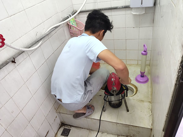 沙溪镇管道堵塞冒臭气 专业师傅现场解决问题